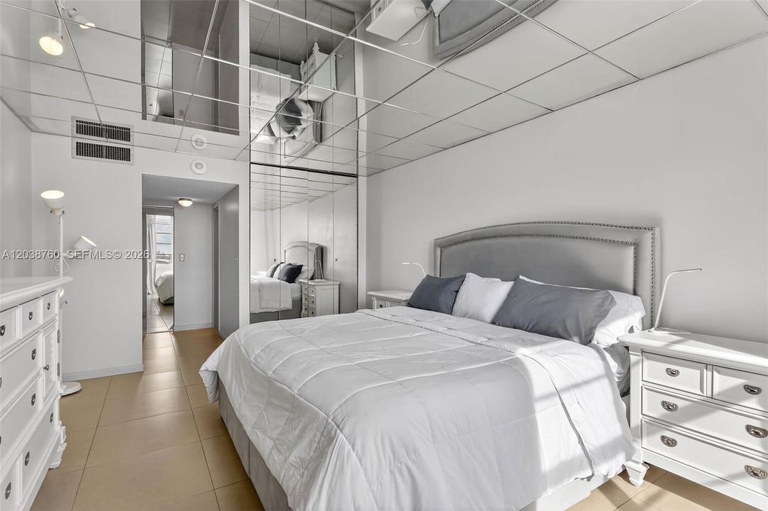 For Sale: $345,000 (1 beds, 1 baths, 1104 Square Feet)