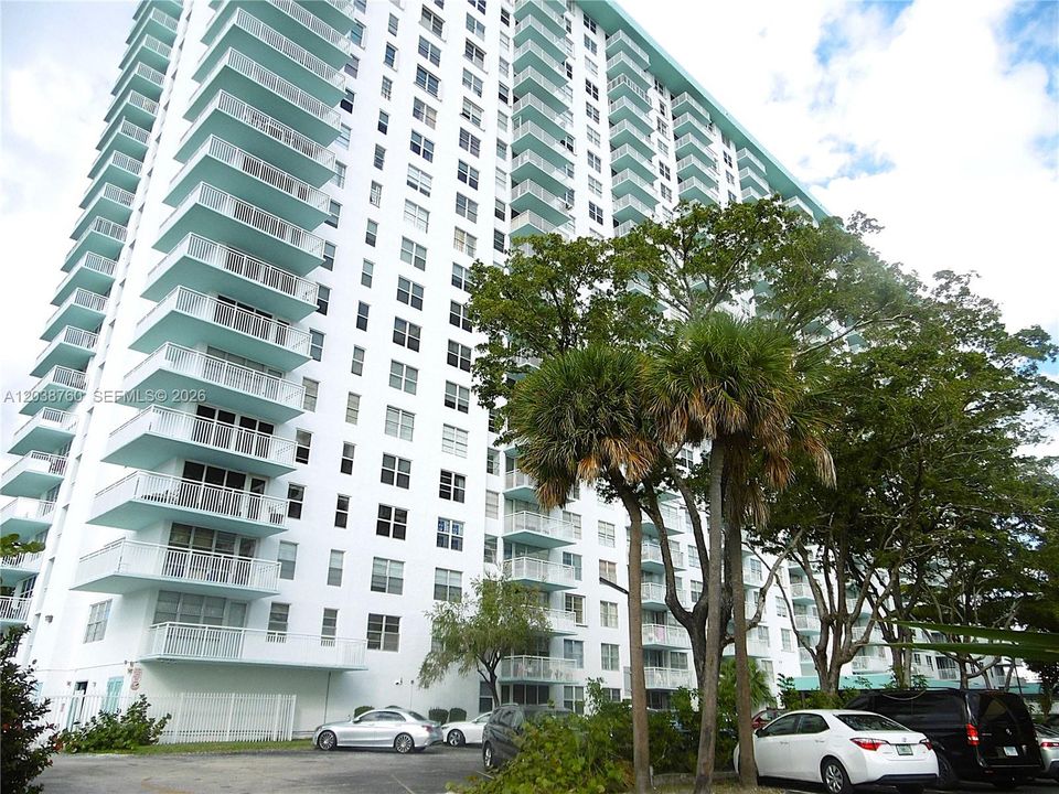 For Sale: $345,000 (1 beds, 1 baths, 1104 Square Feet)