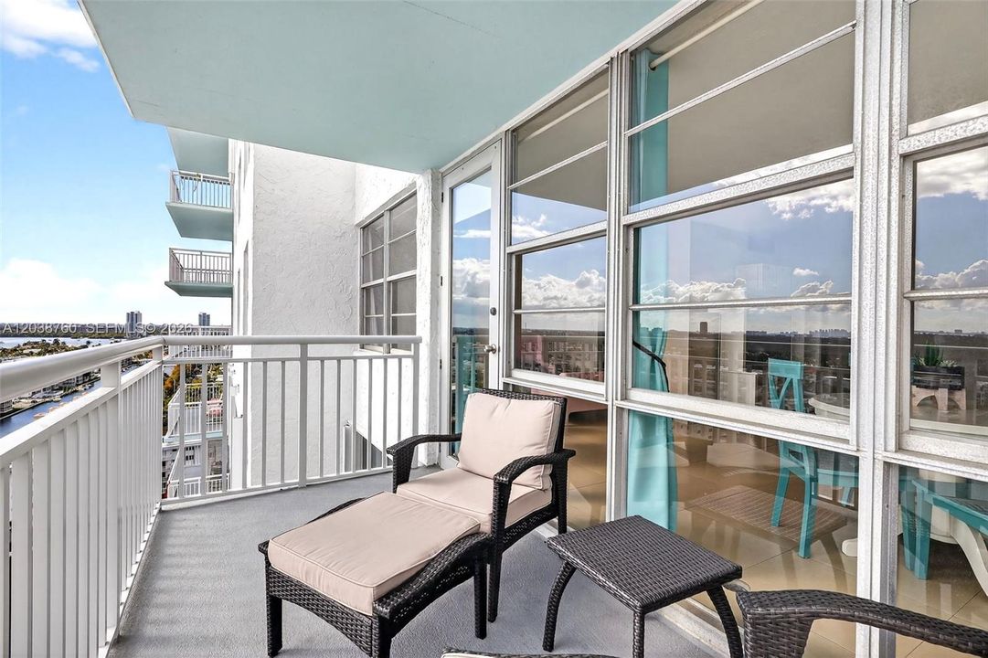 For Sale: $345,000 (1 beds, 1 baths, 1104 Square Feet)