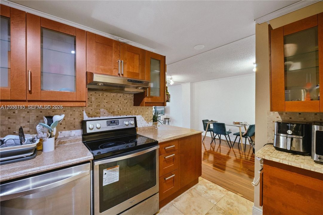 For Sale: $209,000 (1 beds, 1 baths, 790 Square Feet)