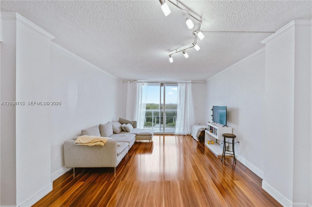 For Sale: $209,000 (1 beds, 1 baths, 790 Square Feet)
