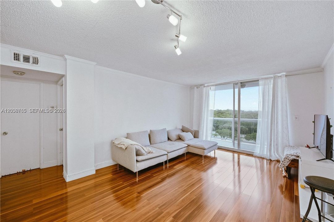 For Sale: $209,000 (1 beds, 1 baths, 790 Square Feet)