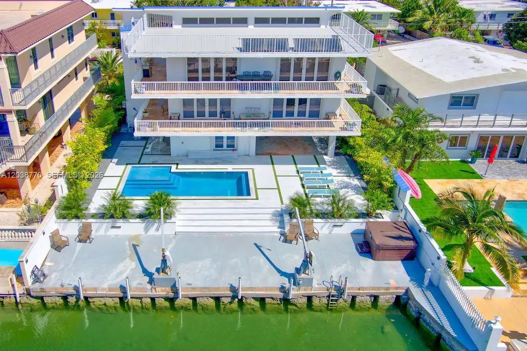 For Rent: $9,500 (5 beds, 4 baths, 3362 Square Feet)