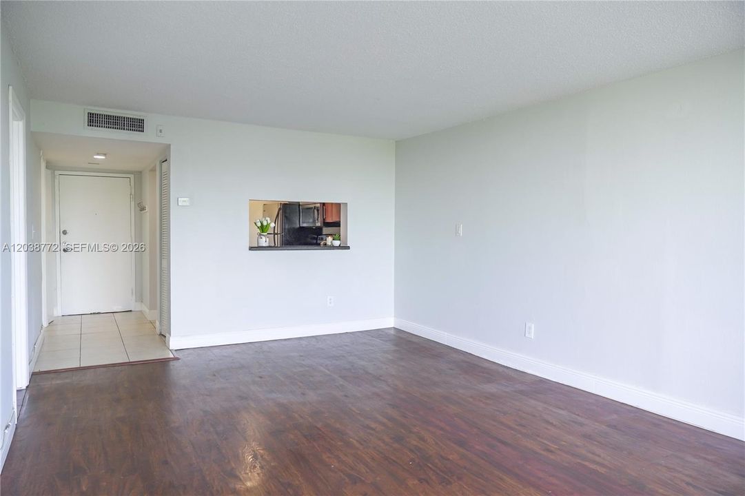 For Sale: $140,000 (1 beds, 1 baths, 826 Square Feet)