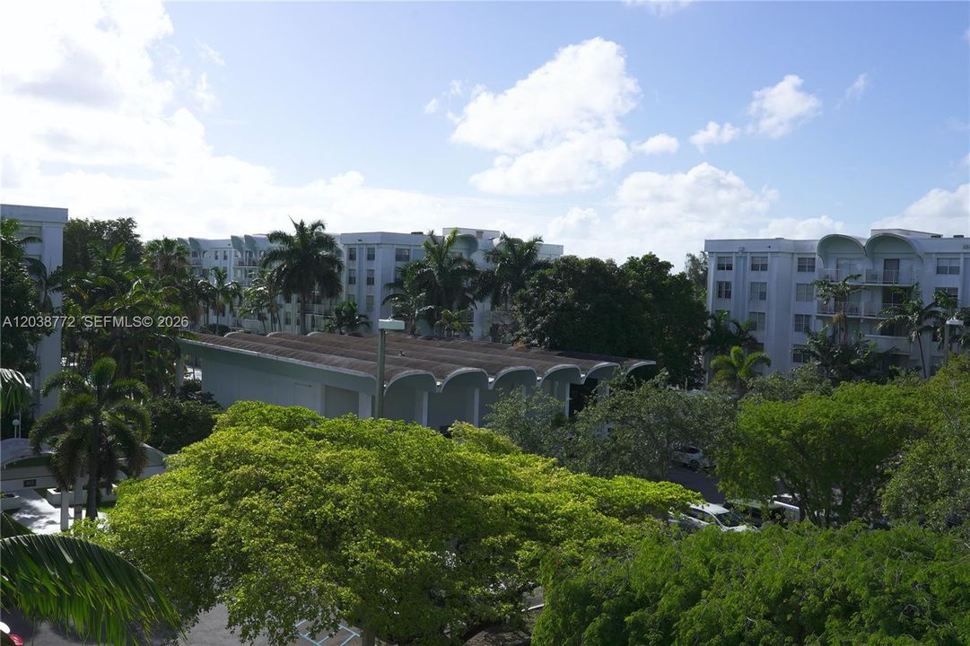 For Sale: $140,000 (1 beds, 1 baths, 826 Square Feet)