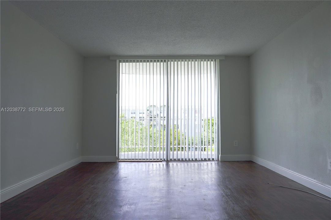 For Sale: $140,000 (1 beds, 1 baths, 826 Square Feet)