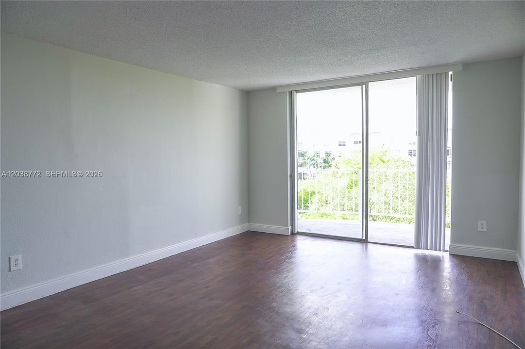 For Sale: $140,000 (1 beds, 1 baths, 826 Square Feet)