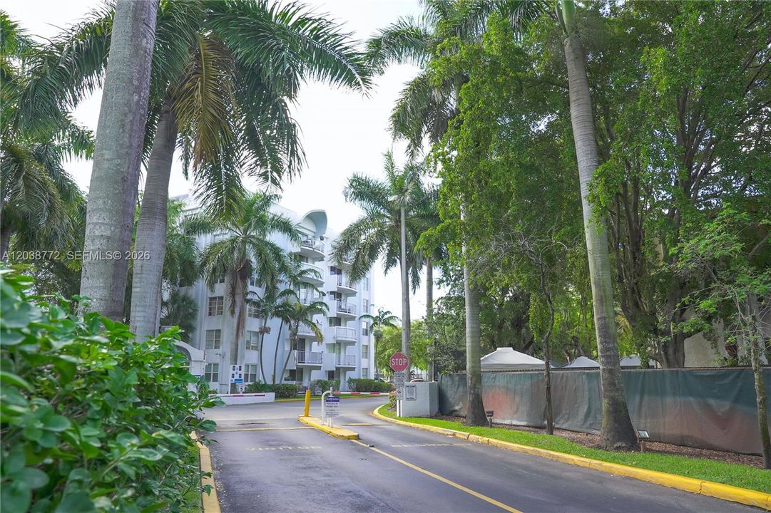 For Sale: $140,000 (1 beds, 1 baths, 826 Square Feet)