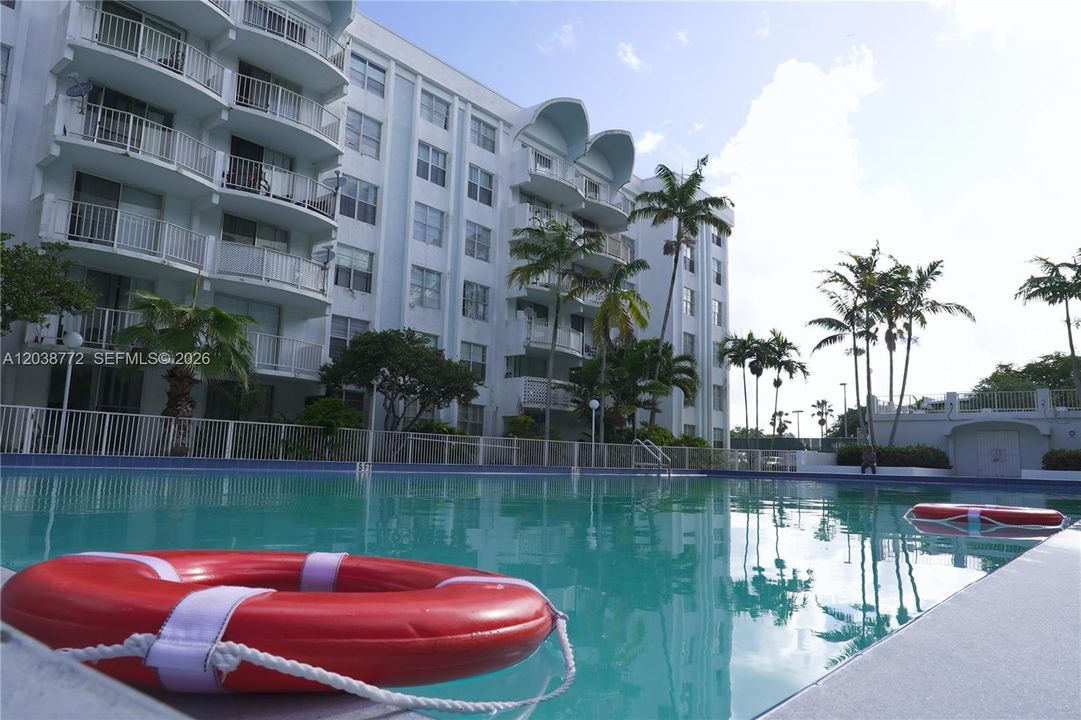 For Sale: $140,000 (1 beds, 1 baths, 826 Square Feet)