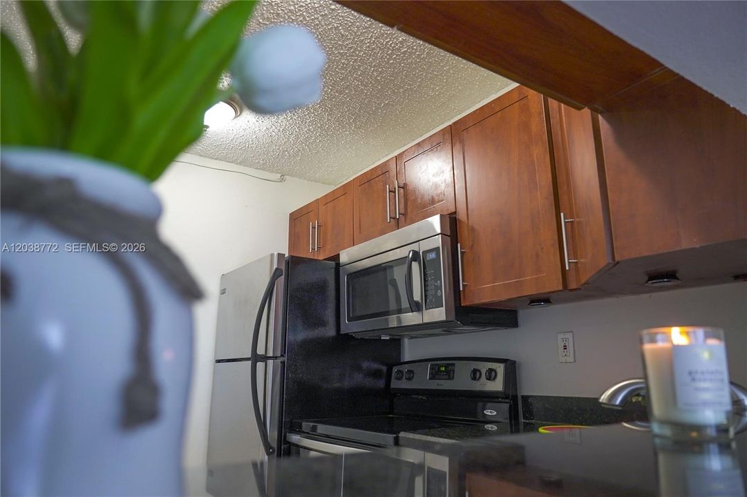 For Sale: $140,000 (1 beds, 1 baths, 826 Square Feet)