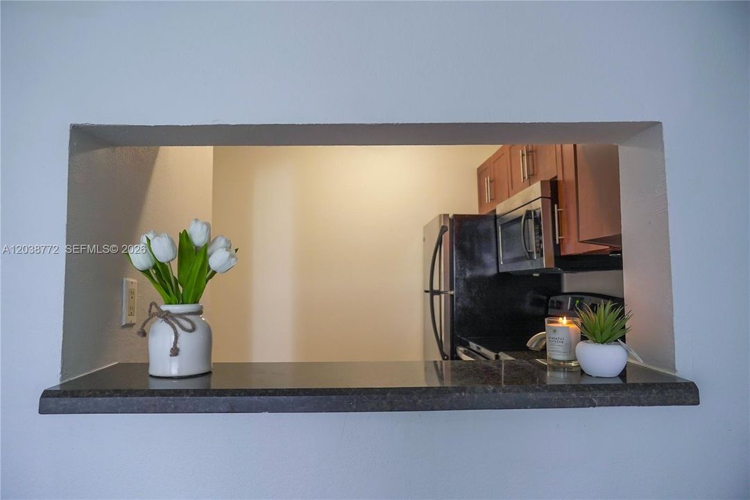 For Sale: $140,000 (1 beds, 1 baths, 826 Square Feet)