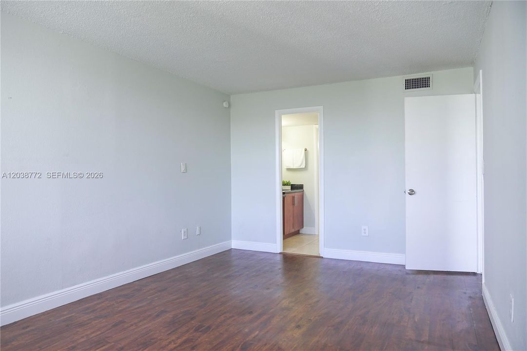 For Sale: $140,000 (1 beds, 1 baths, 826 Square Feet)