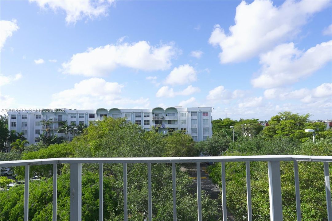 For Sale: $140,000 (1 beds, 1 baths, 826 Square Feet)