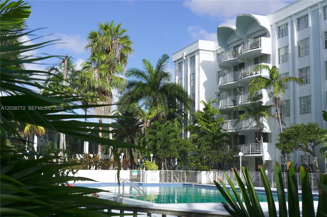 For Sale: $140,000 (1 beds, 1 baths, 826 Square Feet)