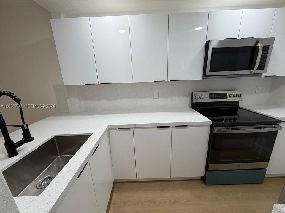 For Rent: $1,800 (2 beds, 2 baths, 737 Square Feet)