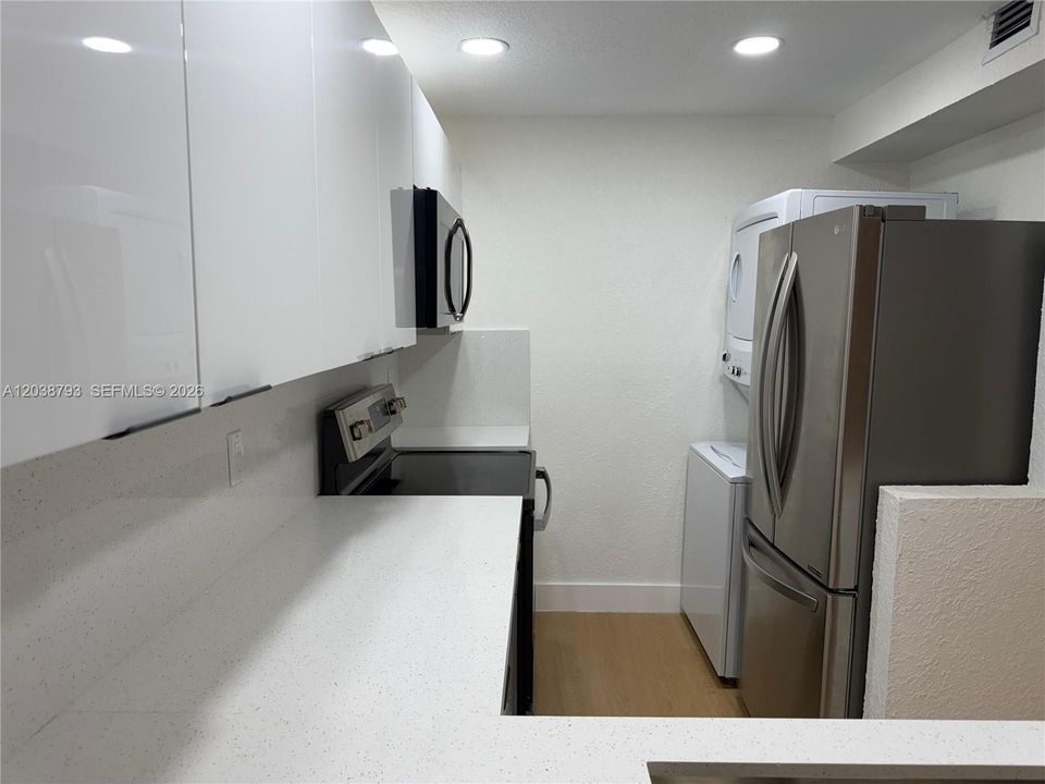 For Rent: $1,800 (2 beds, 2 baths, 737 Square Feet)