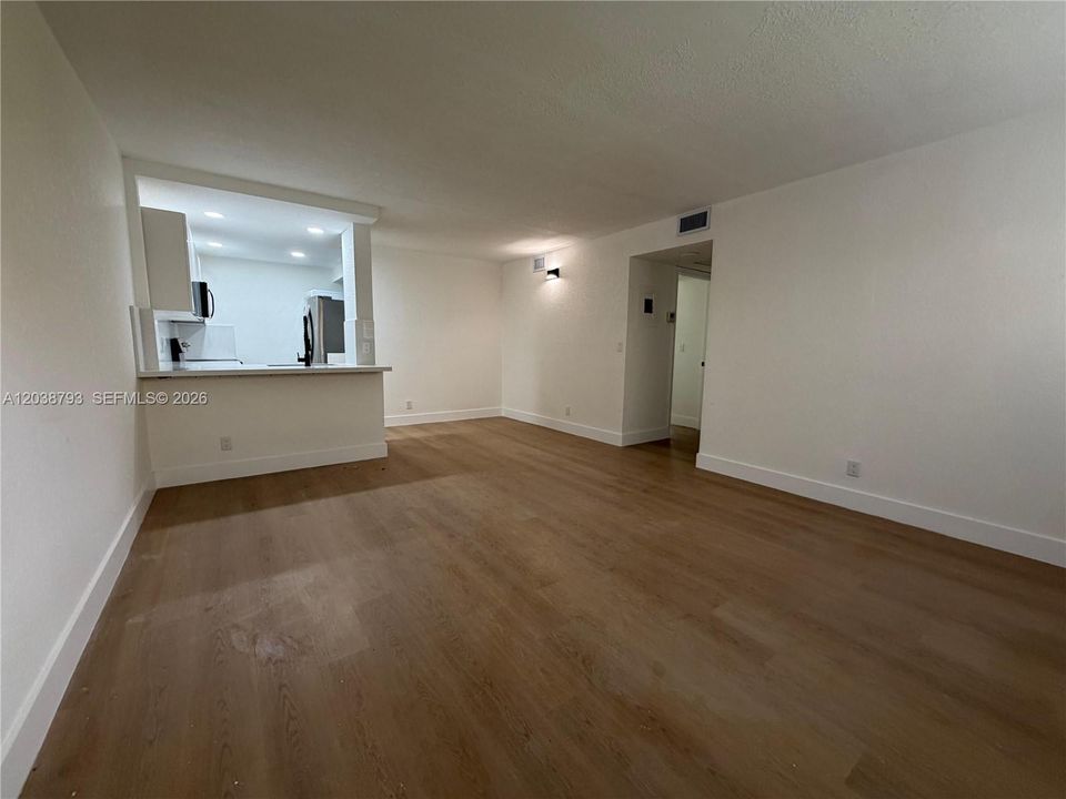 For Rent: $1,800 (2 beds, 2 baths, 737 Square Feet)