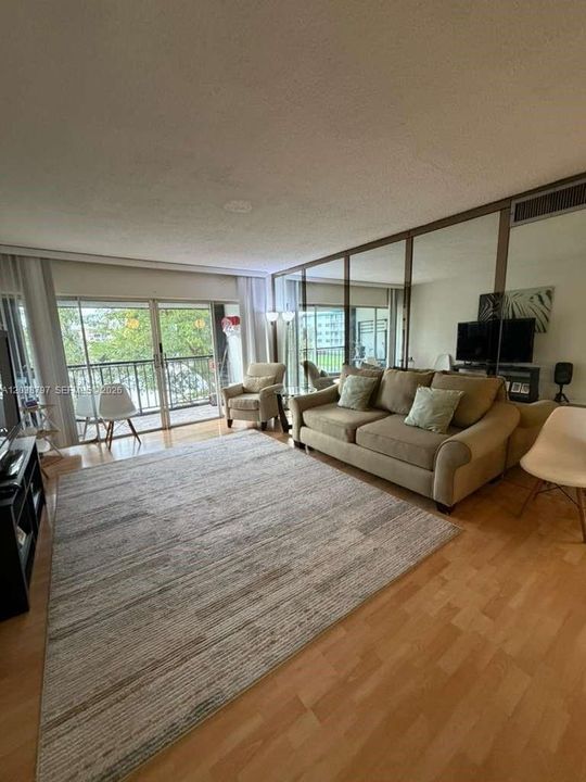 В аренду: $2,350 (2 спален, 2 ванн, 1194 Квадратных фут)