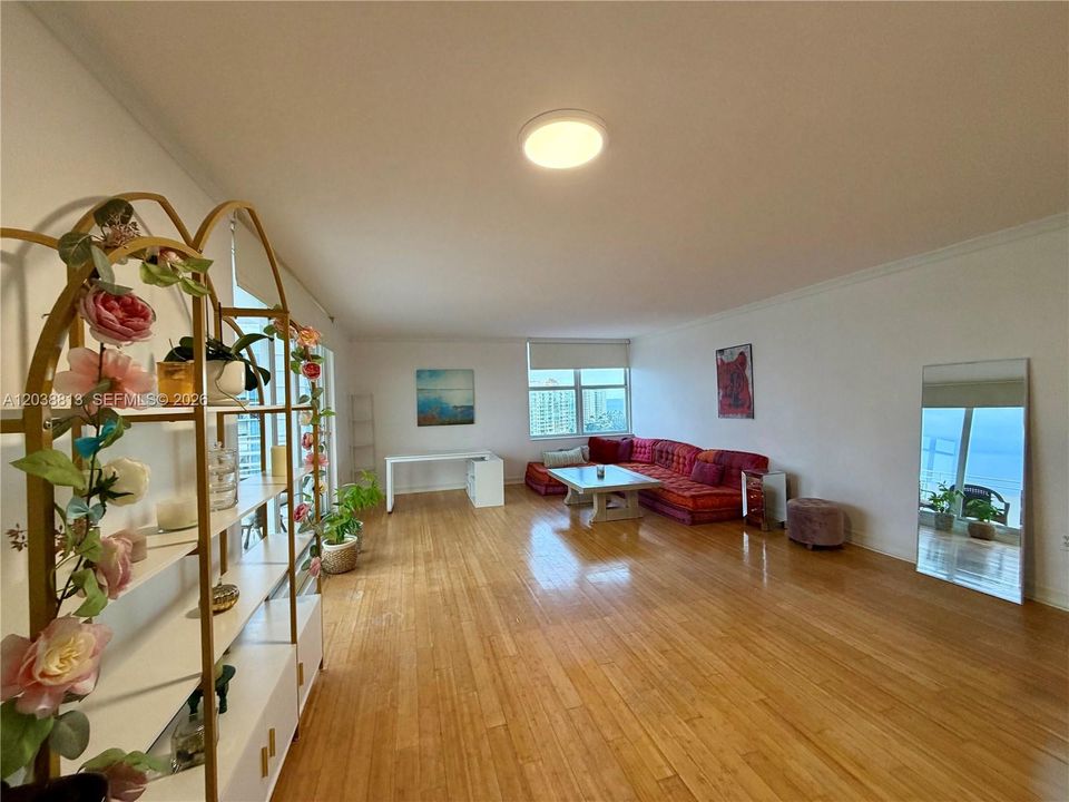 For Rent: $2,500 (1 beds, 1 baths, 955 Square Feet)