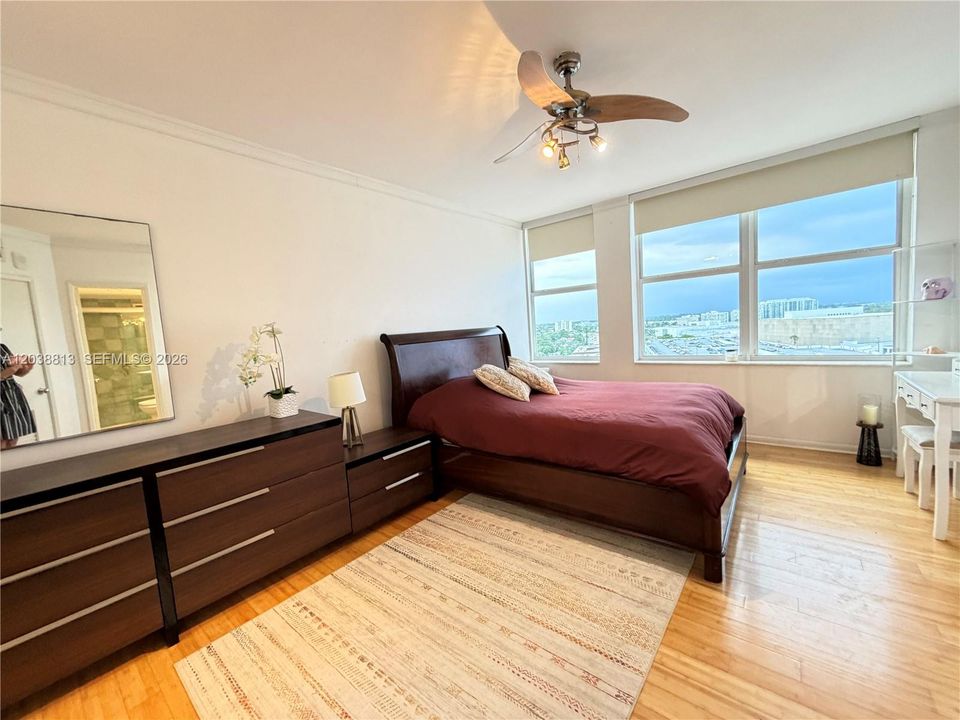 For Rent: $2,500 (1 beds, 1 baths, 955 Square Feet)