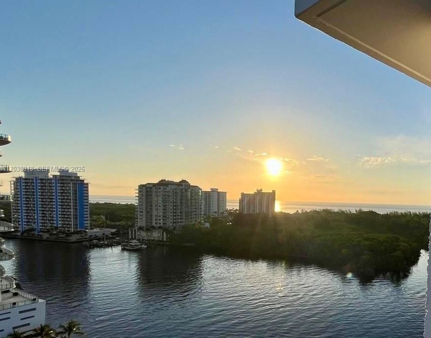 For Rent: $2,500 (1 beds, 1 baths, 955 Square Feet)