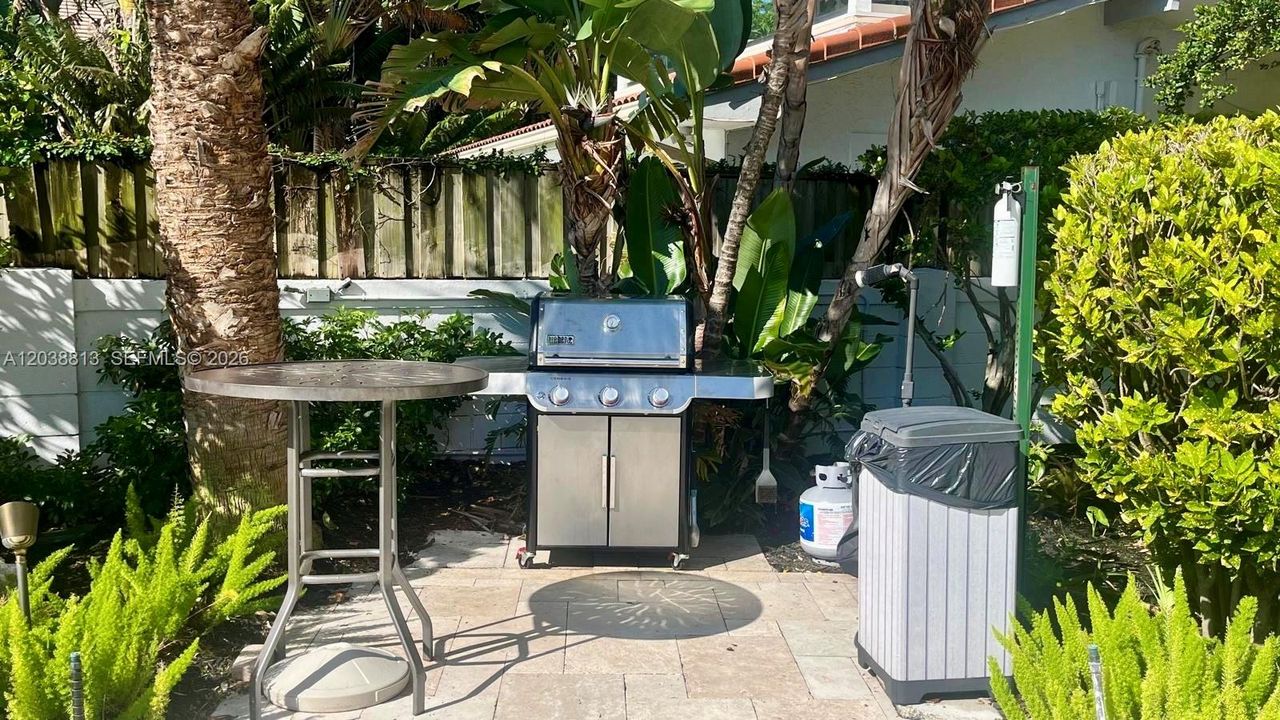 For Rent: $2,500 (1 beds, 1 baths, 955 Square Feet)