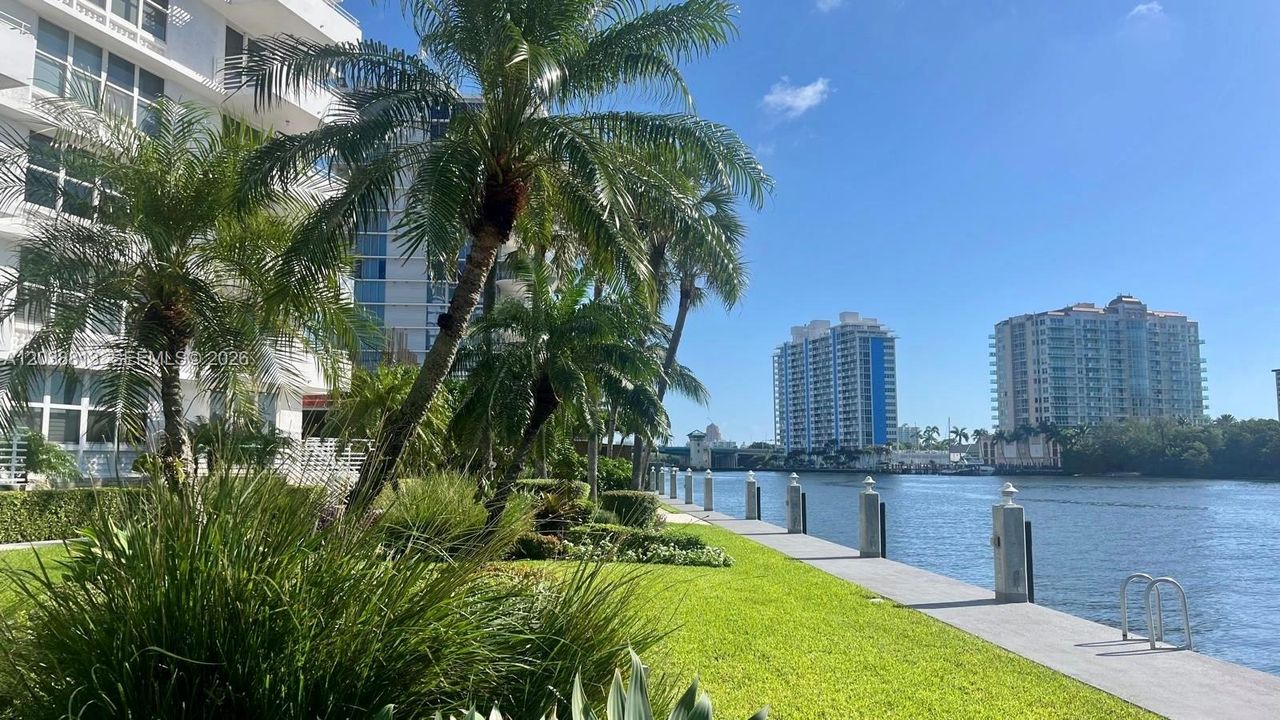 For Rent: $2,500 (1 beds, 1 baths, 955 Square Feet)