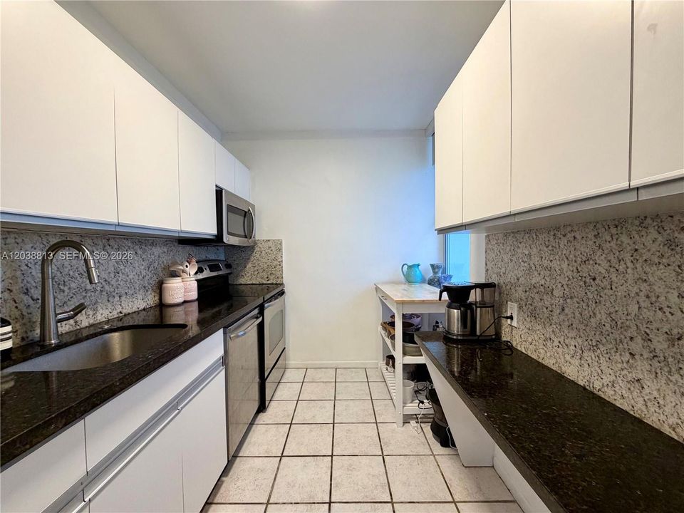 For Rent: $2,500 (1 beds, 1 baths, 955 Square Feet)