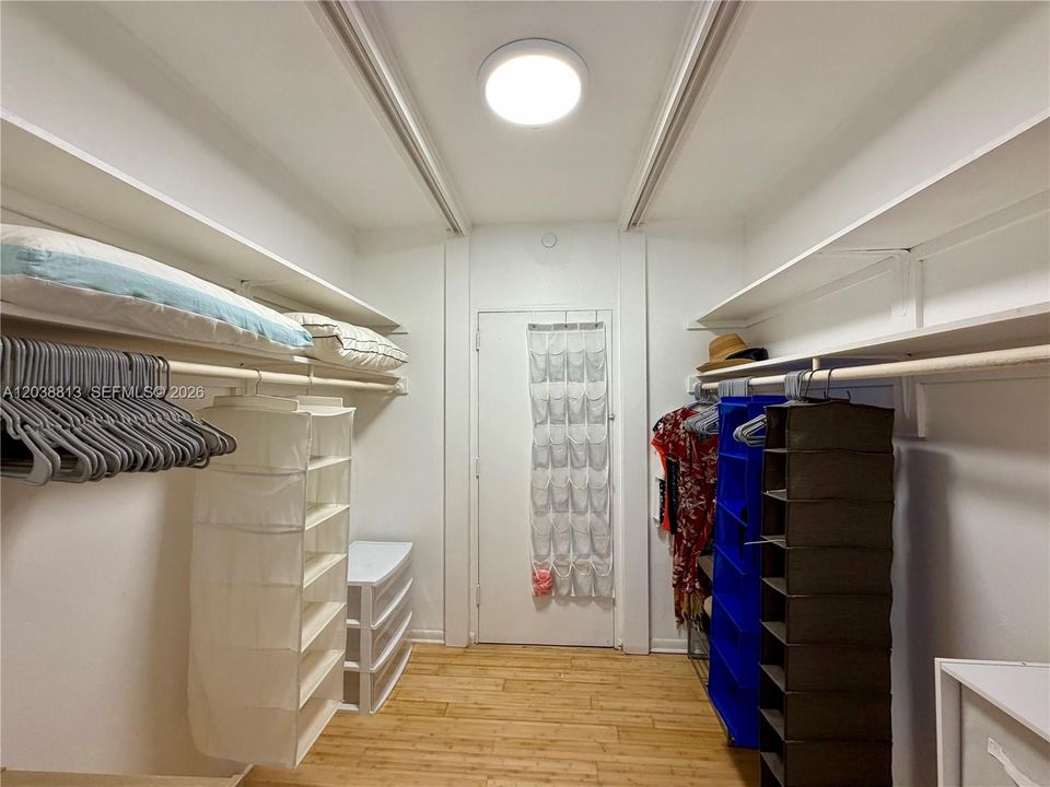 For Rent: $2,500 (1 beds, 1 baths, 955 Square Feet)
