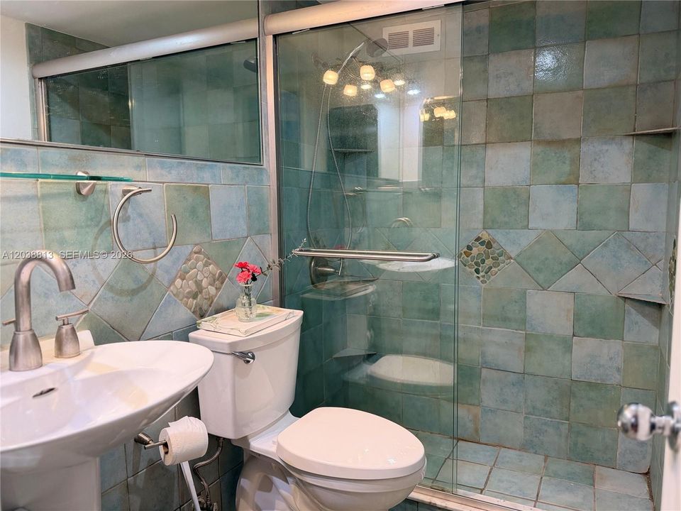 For Rent: $2,500 (1 beds, 1 baths, 955 Square Feet)