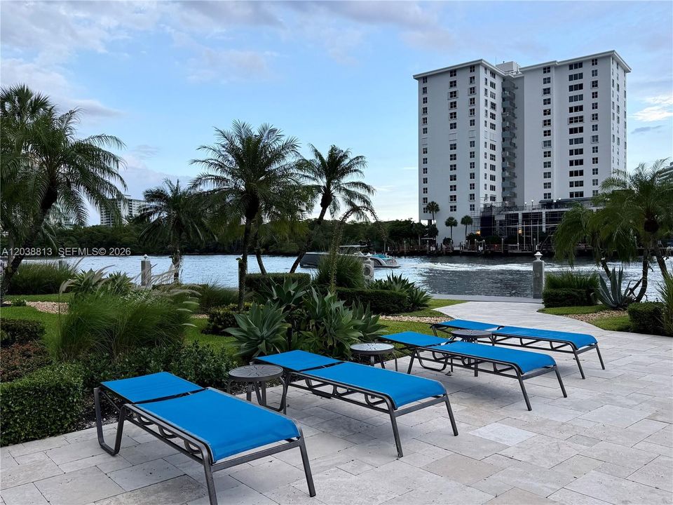For Rent: $2,500 (1 beds, 1 baths, 955 Square Feet)