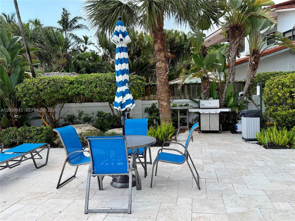 For Rent: $2,500 (1 beds, 1 baths, 955 Square Feet)