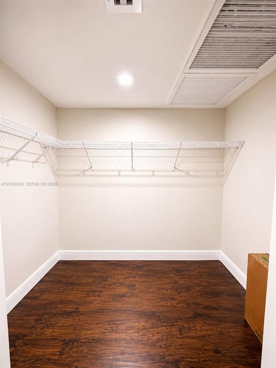 For Sale: $210,000 (2 beds, 2 baths, 978 Square Feet)