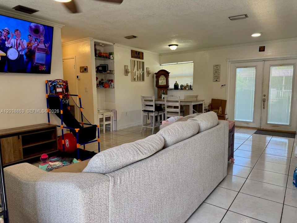 For Sale: $525,000 (4 beds, 2 baths, 1320 Square Feet)