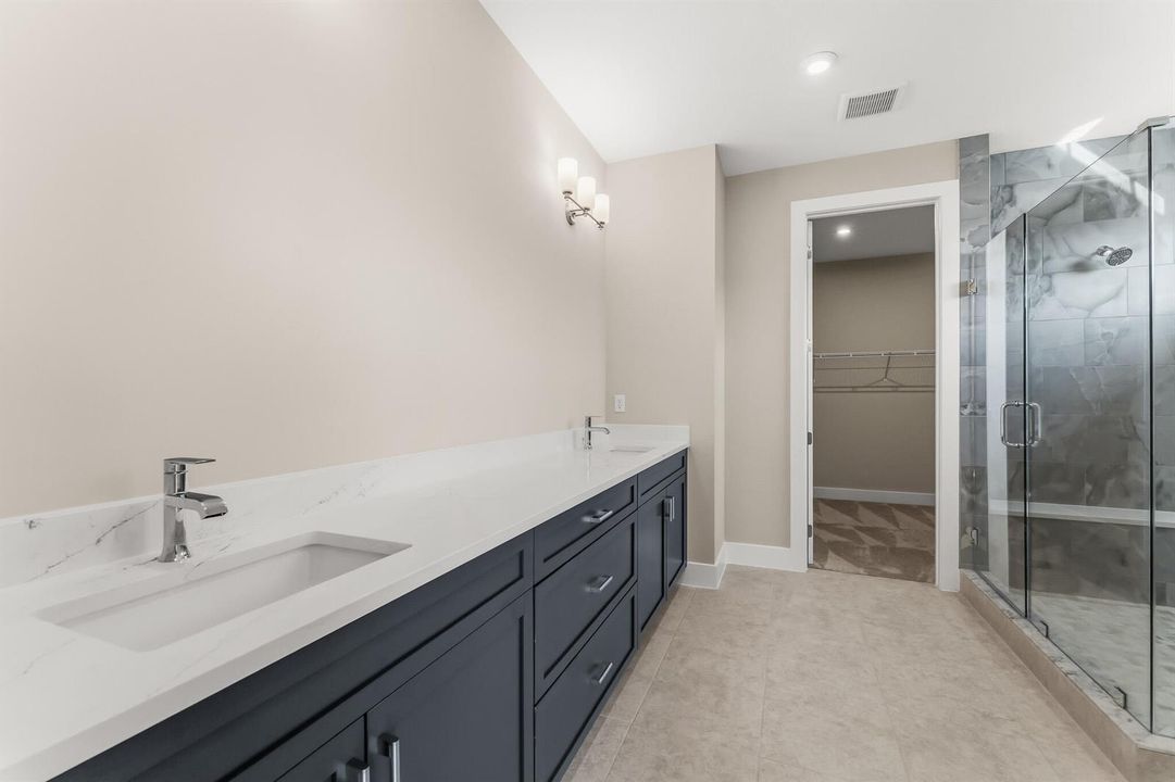US_SEF_GOLDEN_LOT 111_OWNERS BATH