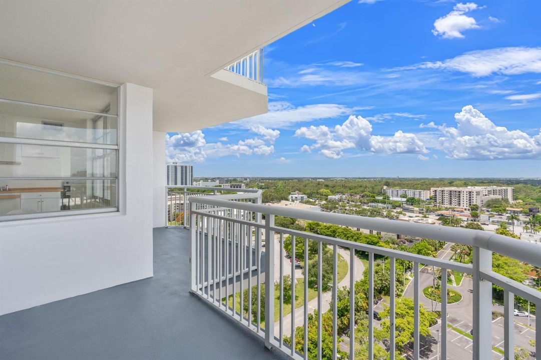32-web-or-mls-18011 Biscayne Blvd 1704,