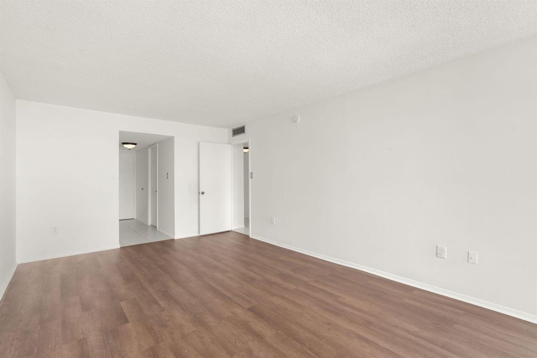 23-web-or-mls-18011 Biscayne Blvd 1704,