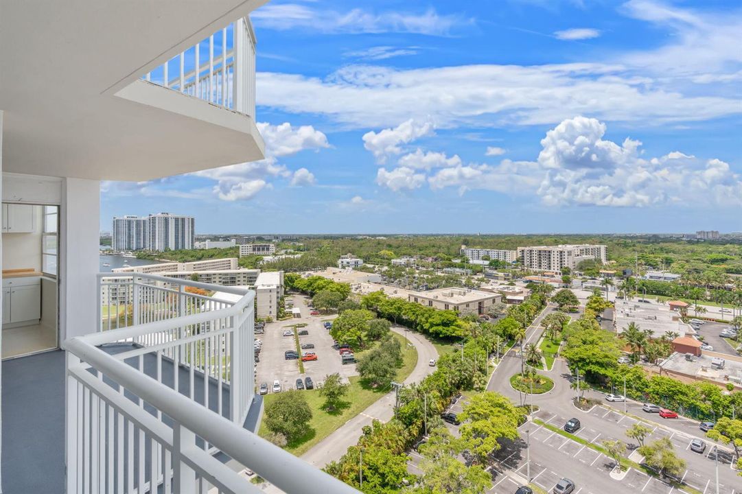 33-web-or-mls-18011 Biscayne Blvd 1704,