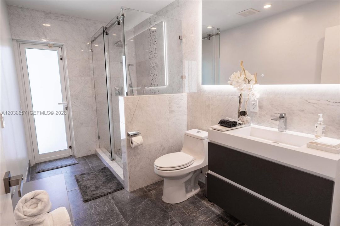 En Venta: $1,850,000 (4 camas, 2 baños, 2250 Pies cuadrados)