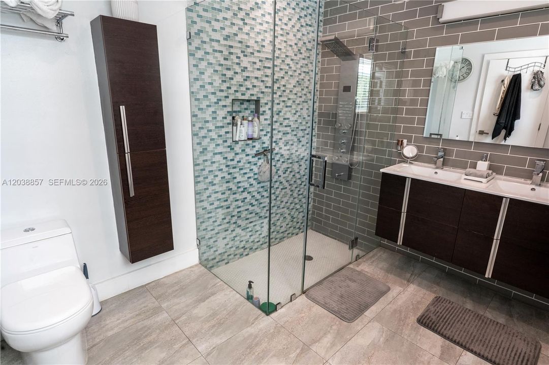 En Venta: $1,850,000 (4 camas, 2 baños, 2250 Pies cuadrados)
