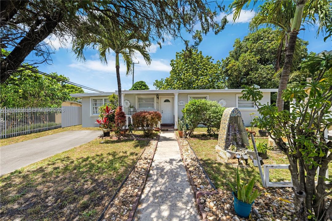 For Sale: $599,999 (3 beds, 1 baths, 1716 Square Feet)