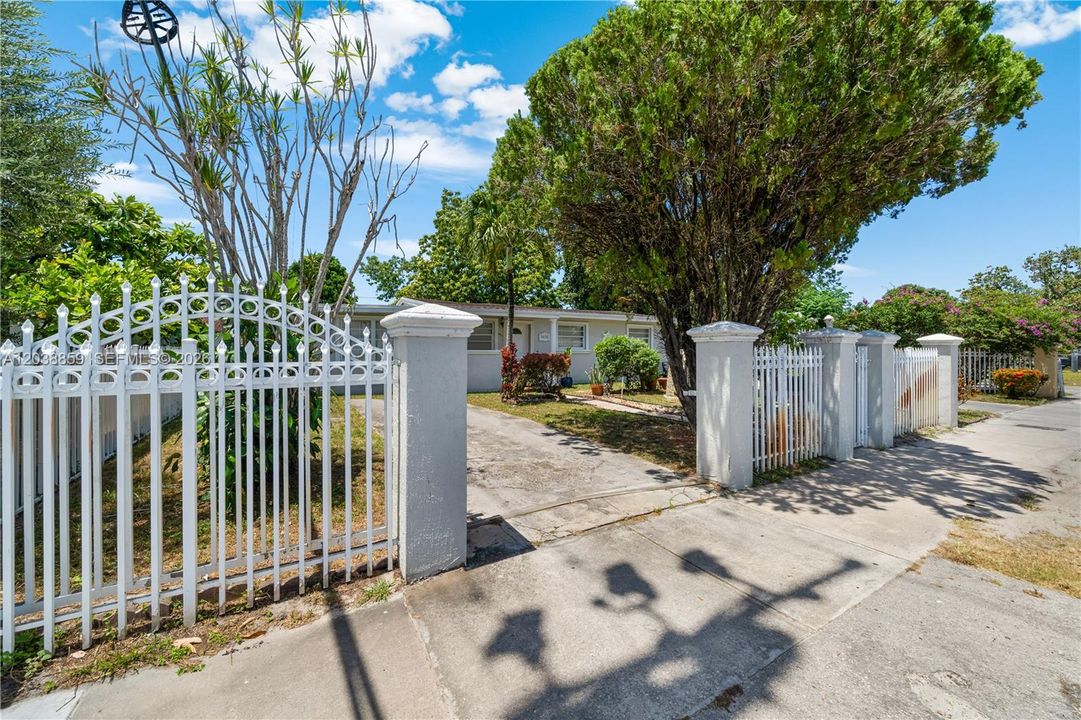 For Sale: $599,999 (3 beds, 1 baths, 1716 Square Feet)