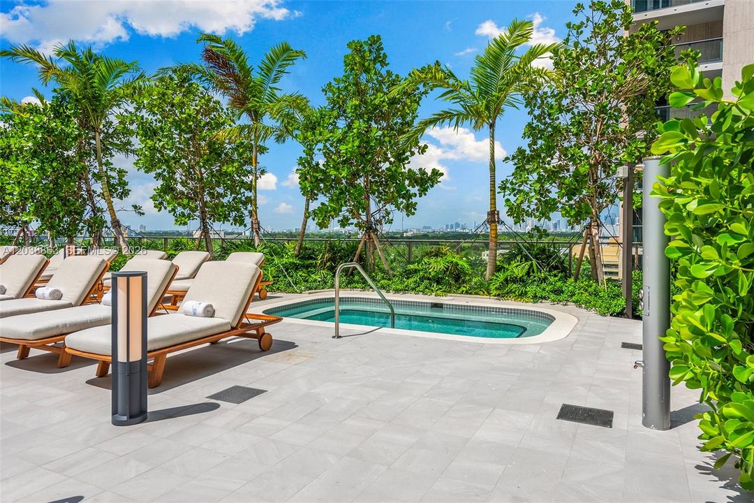 For Rent: $9,300 (2 beds, 2 baths, 981 Square Feet)