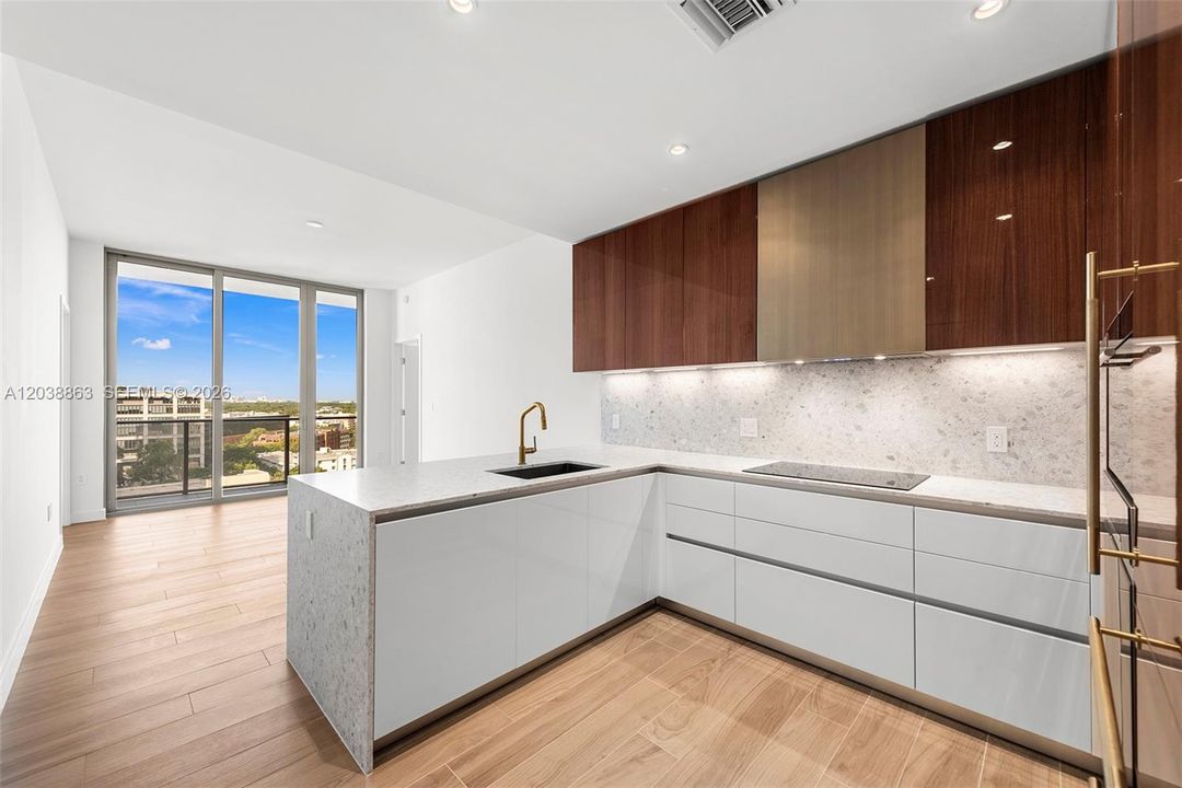 For Rent: $9,300 (2 beds, 2 baths, 981 Square Feet)