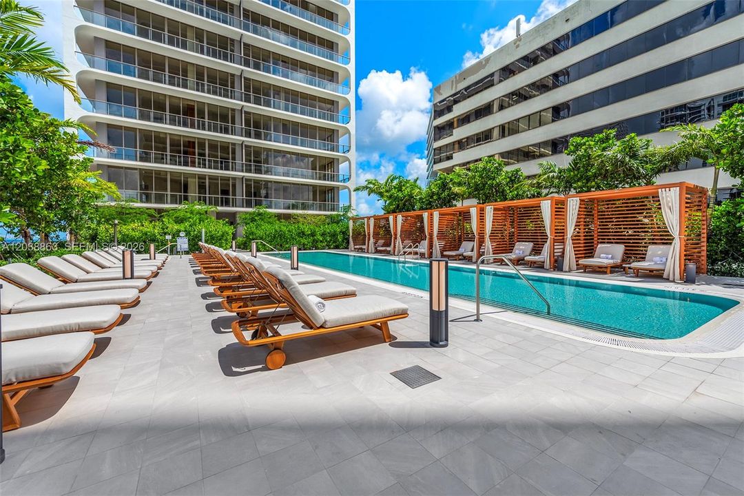 For Rent: $9,300 (2 beds, 2 baths, 981 Square Feet)