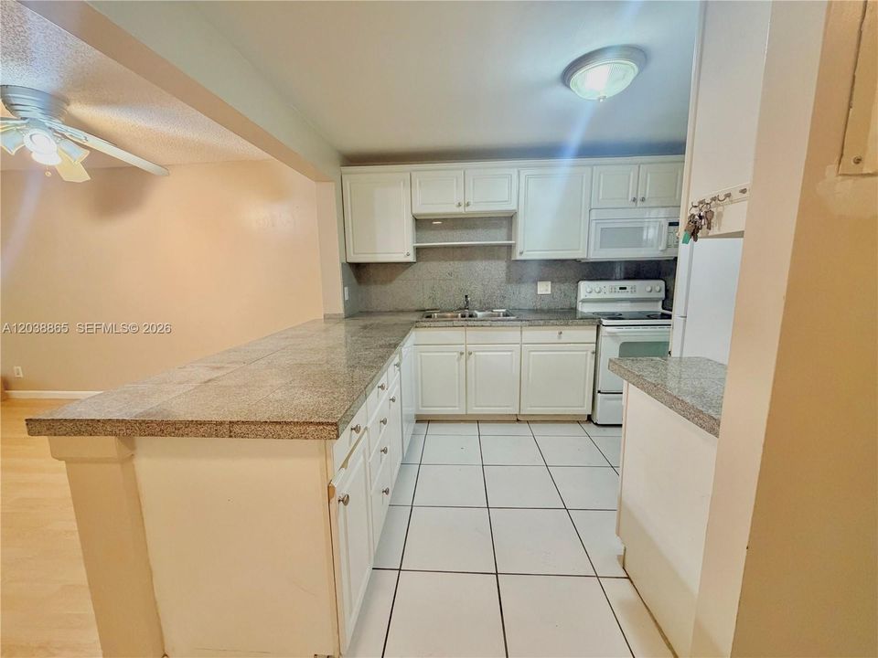For Sale: $169,900 (2 beds, 2 baths, 1000 Square Feet)