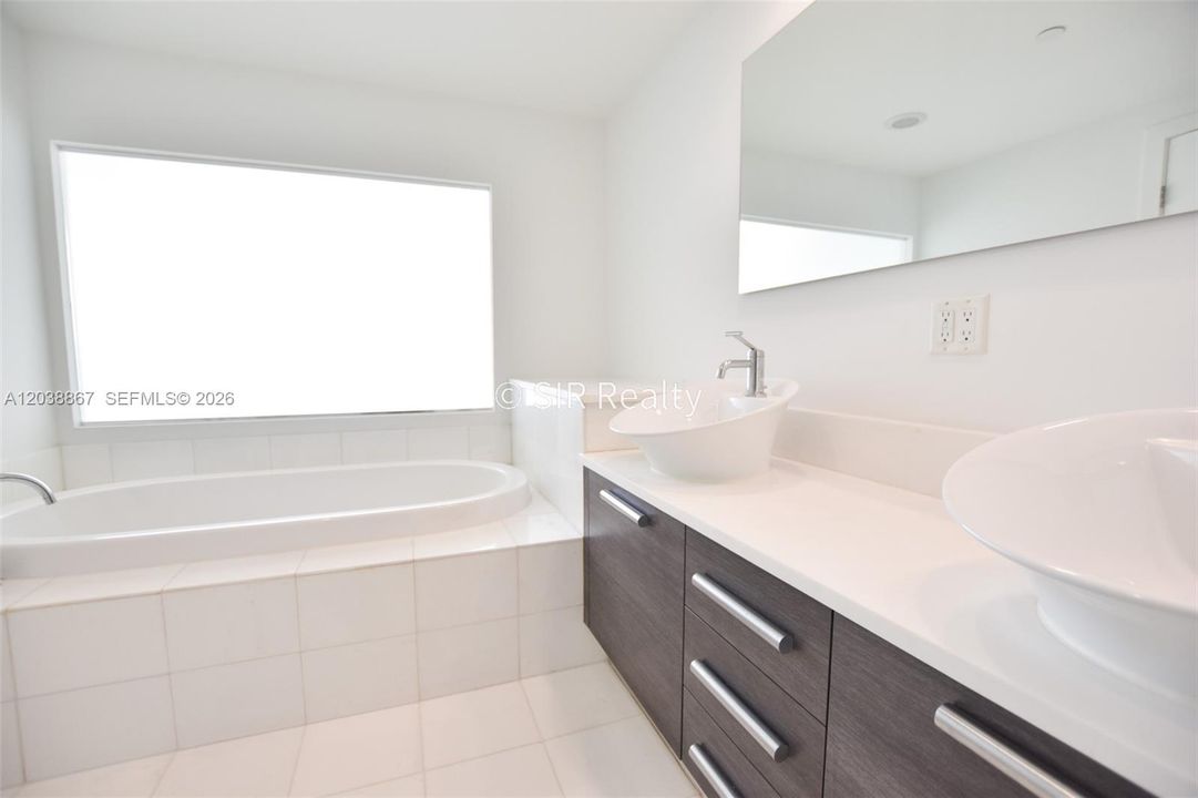 For Sale: $740,000 (2 beds, 3 baths, 1552 Square Feet)
