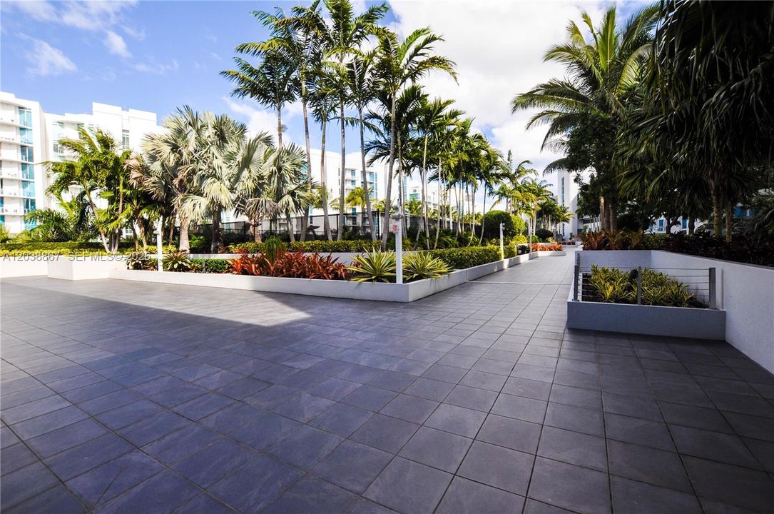 For Sale: $740,000 (2 beds, 3 baths, 1552 Square Feet)