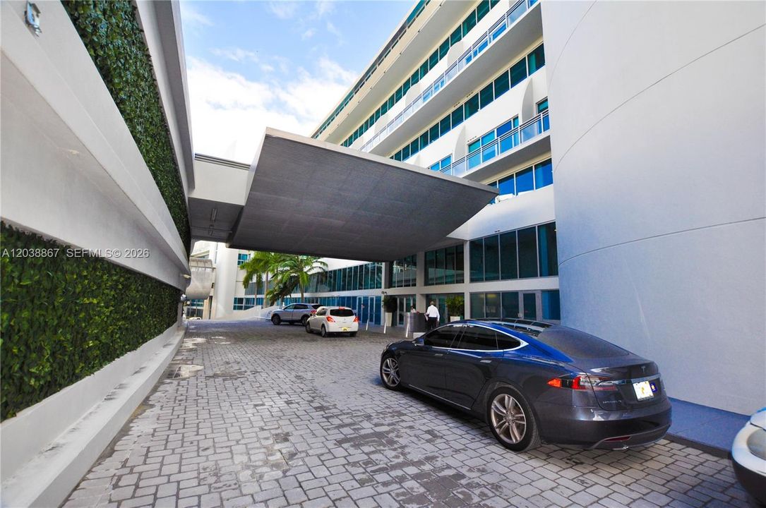 For Sale: $740,000 (2 beds, 3 baths, 1552 Square Feet)