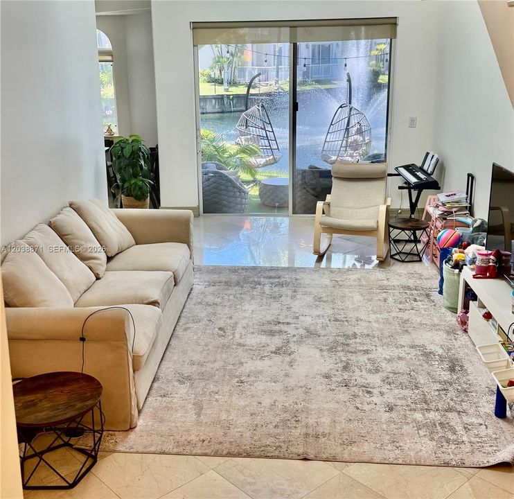SPACIOUS LIVING ROOM OVERLOOKING CANAL AND FOUNTAIN VIEW